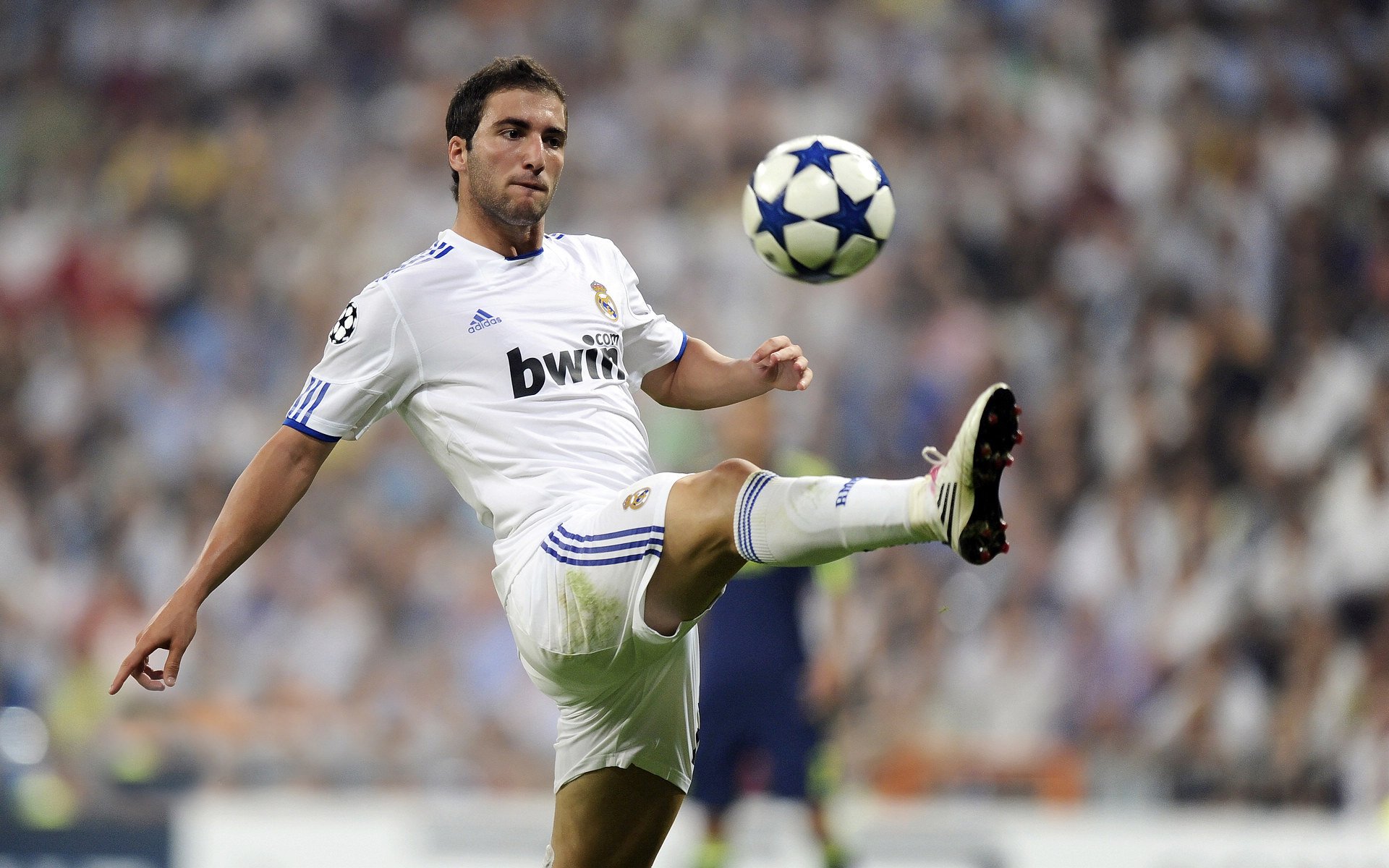 恩比德跨界入选英超最佳阵容候选,76人巨星缘何成足球圈顶流?